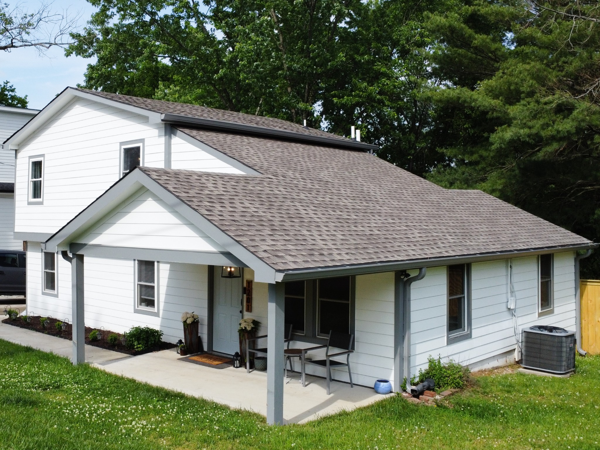 1201 Roberta St