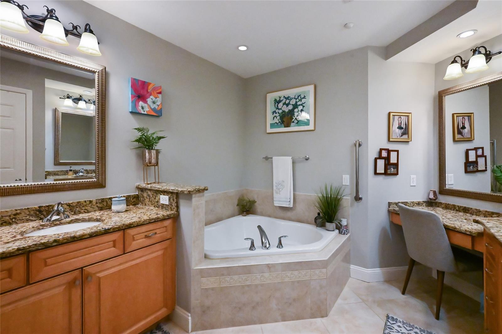 7718 LAKE VISTA CT #201