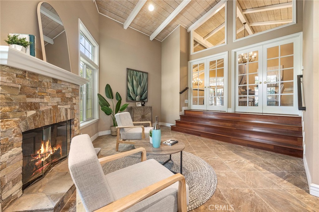 5553 Avenida Florencia