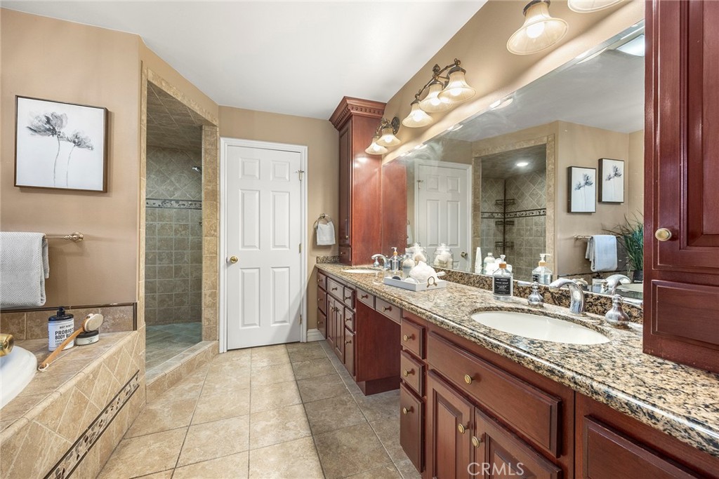 5553 Avenida Florencia