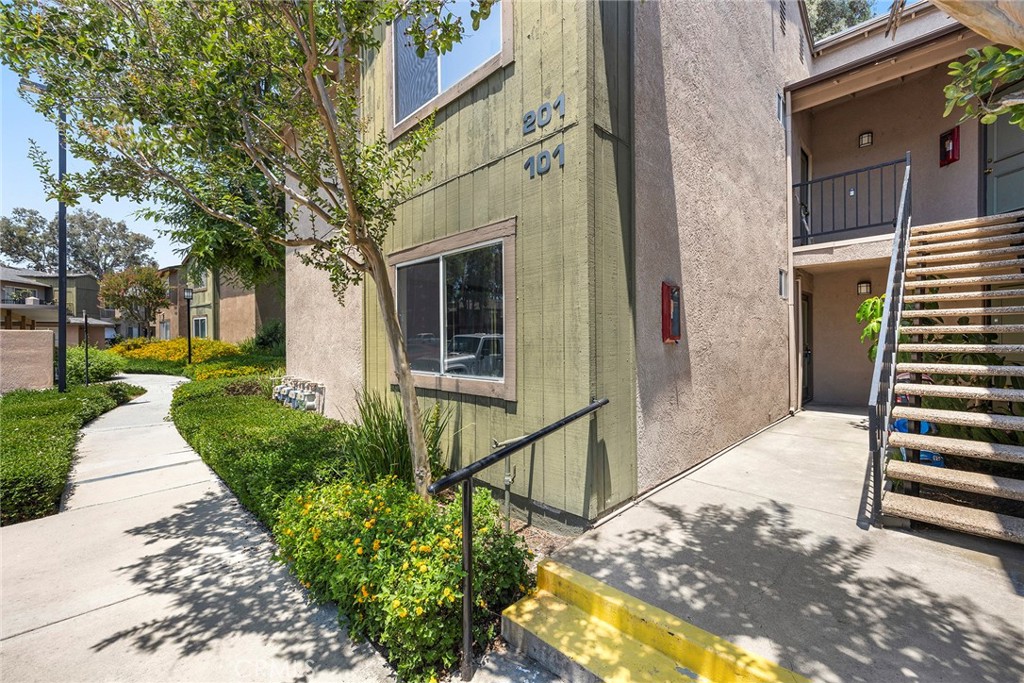 2548 Avenida Del Vista 101