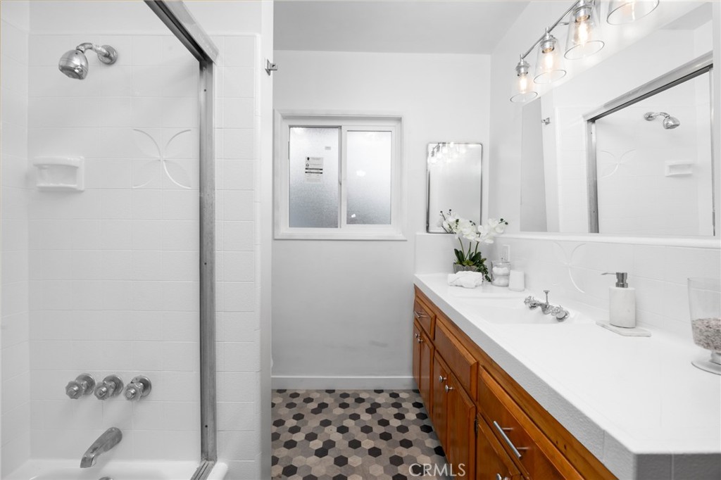 1043 S Grevillea Avenue