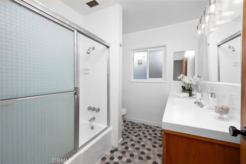 1043 S Grevillea Avenue