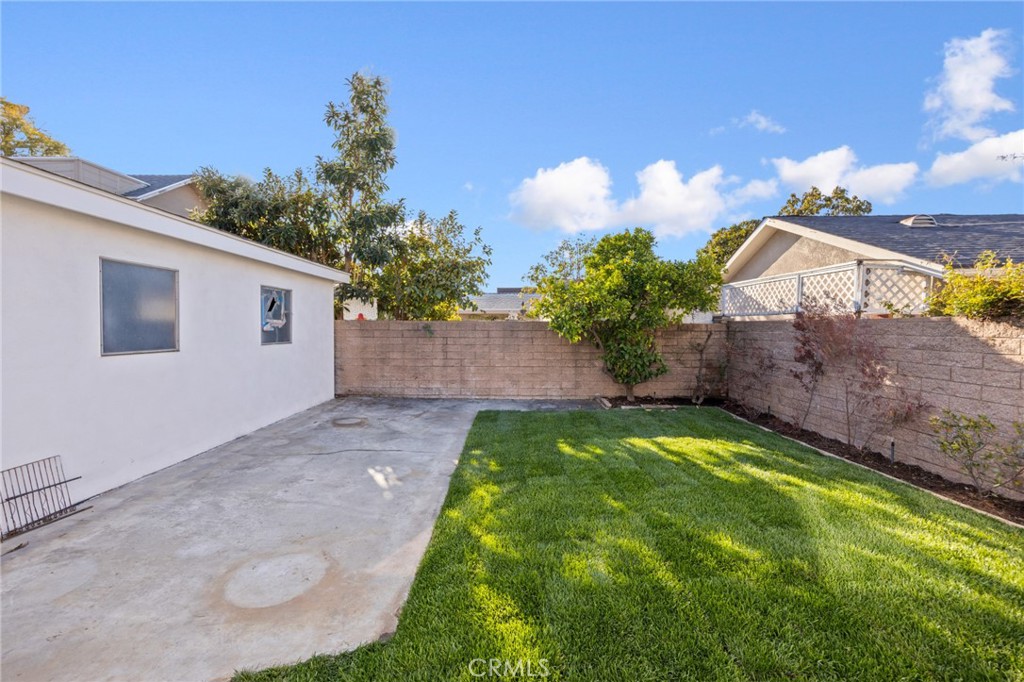 1043 S Grevillea Avenue