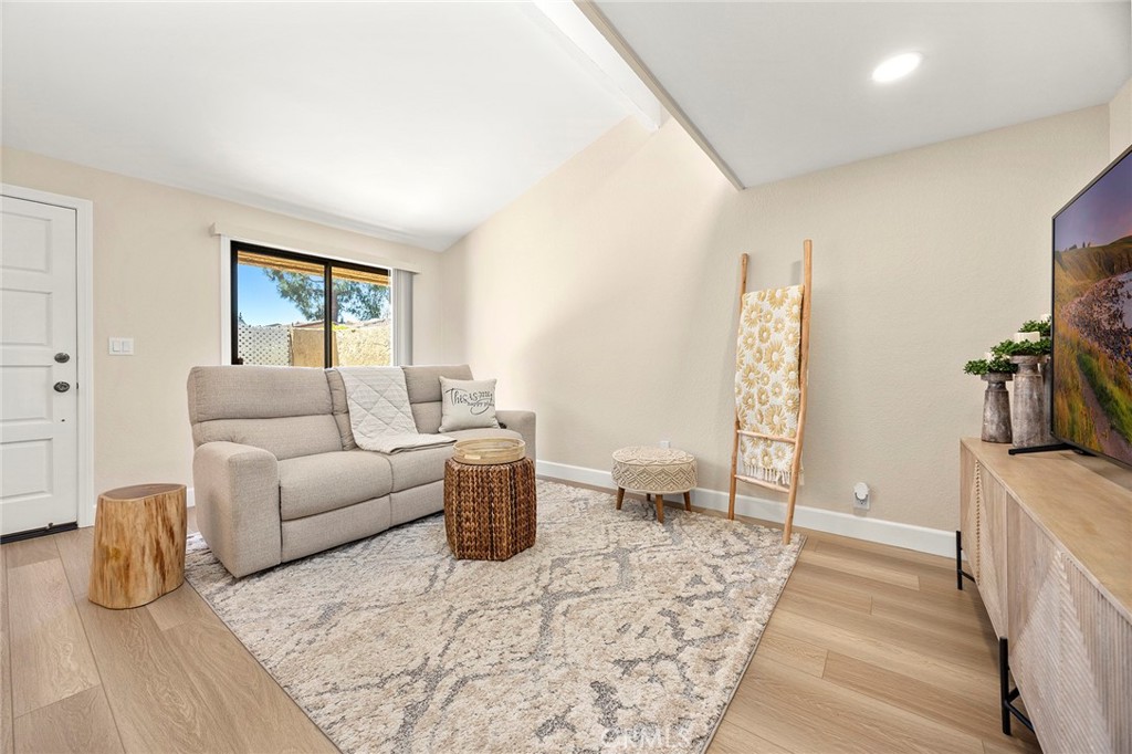 4692 Lakeview Avenue 8