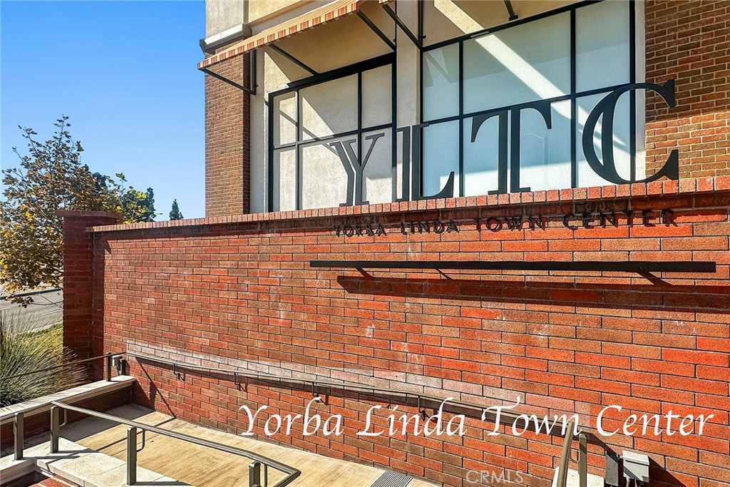 4678 Lakeview 1