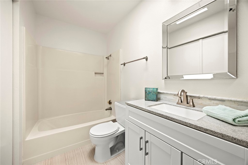 4678 Lakeview 1