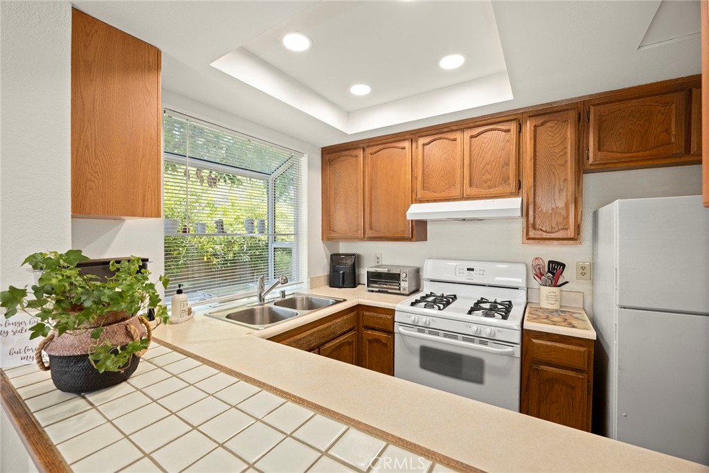 4678 Lakeview 1