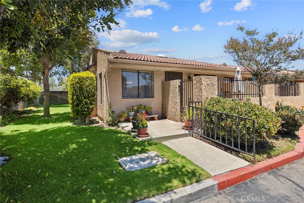 4678 Lakeview 1