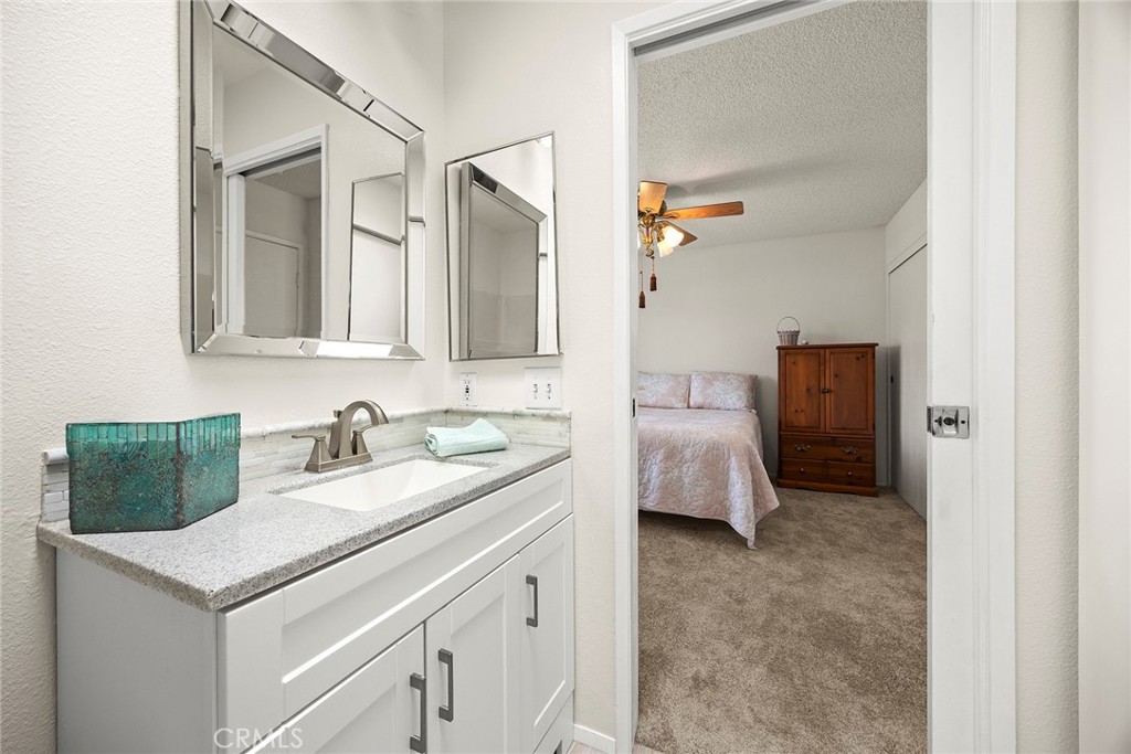 4678 Lakeview 1
