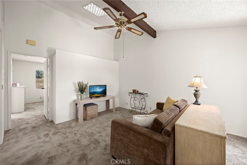 4678 Lakeview 1