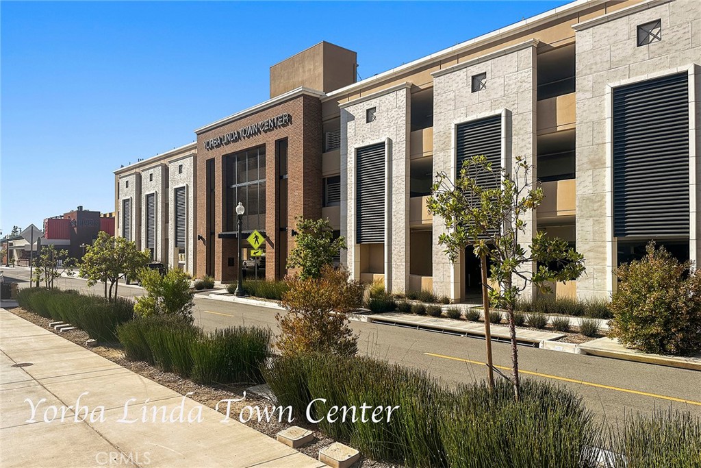 4678 Lakeview 1