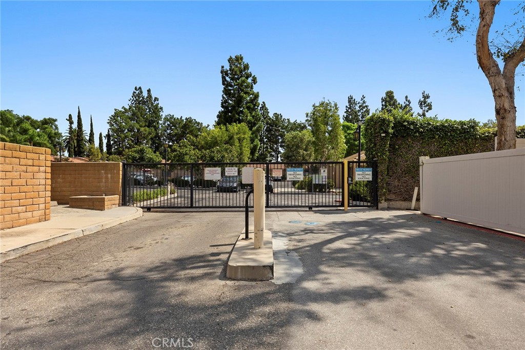 4678 Lakeview 1