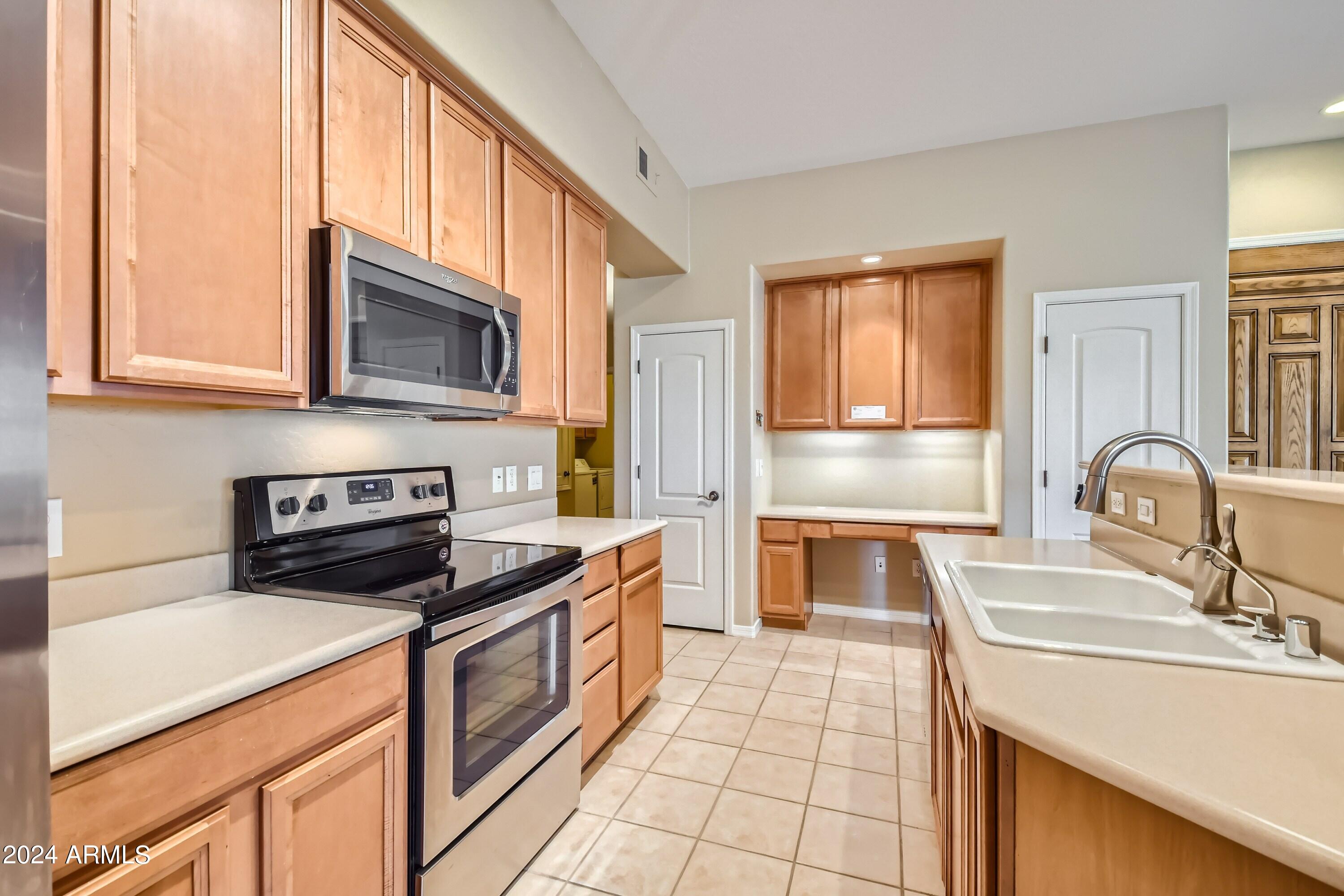 11000 N 77th Place, 1012