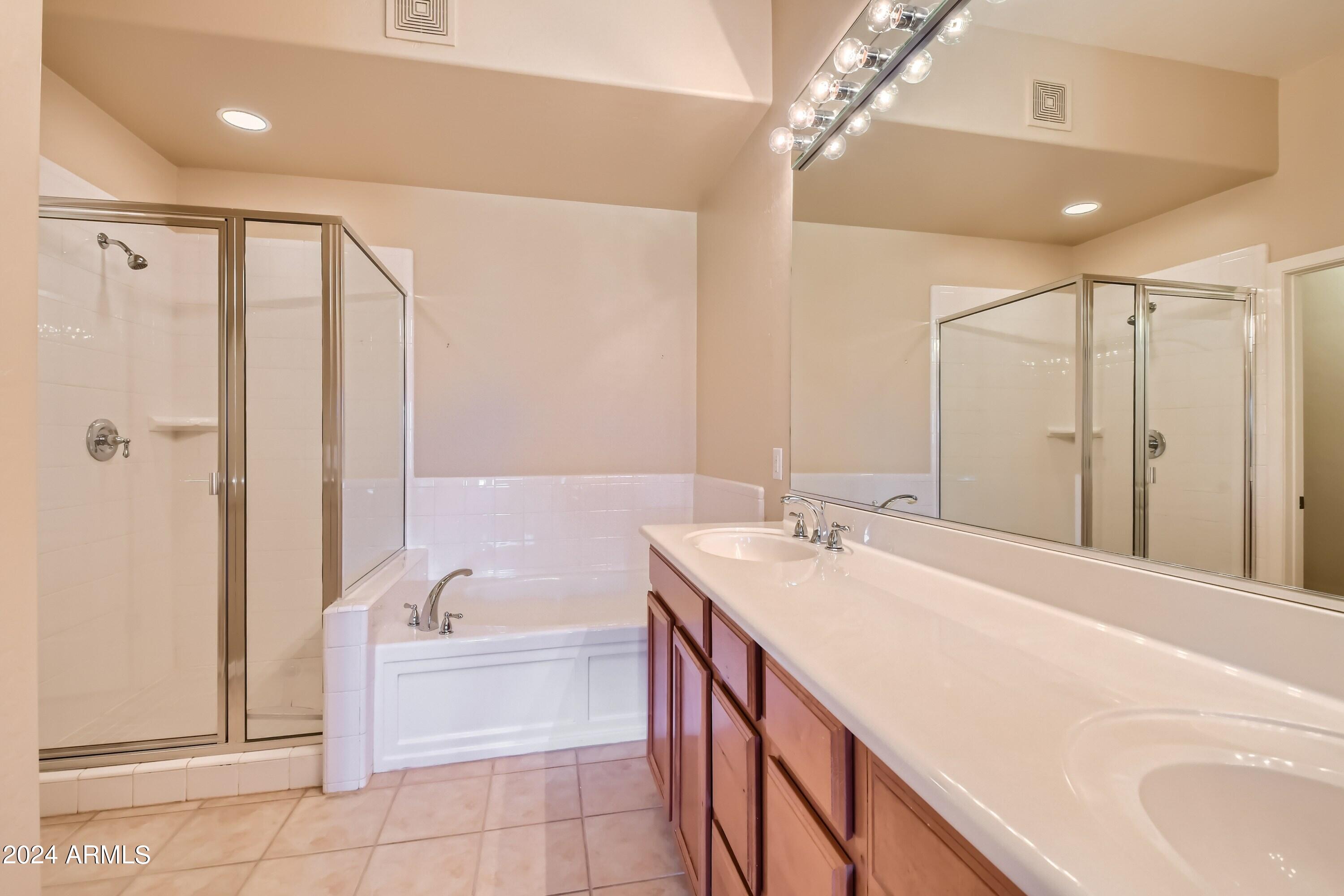 11000 N 77th Place, 1012