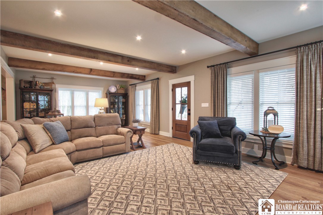 4328 Lakeside Drive