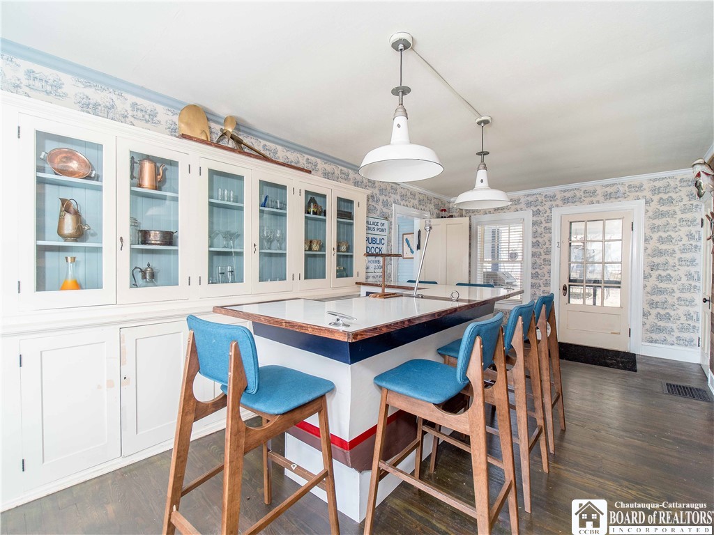 4421 Lakeside Drive