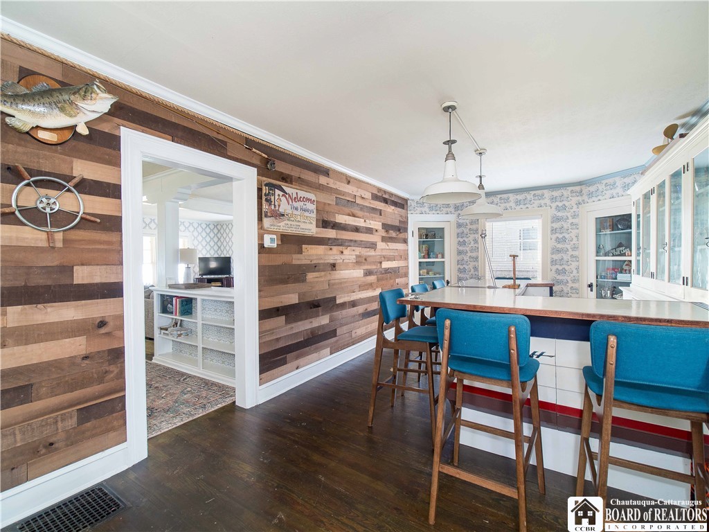 4421 Lakeside Drive