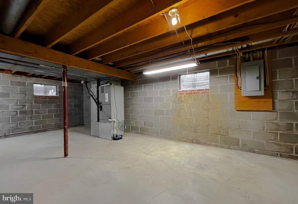 1270 HOLLYBERRY COURT