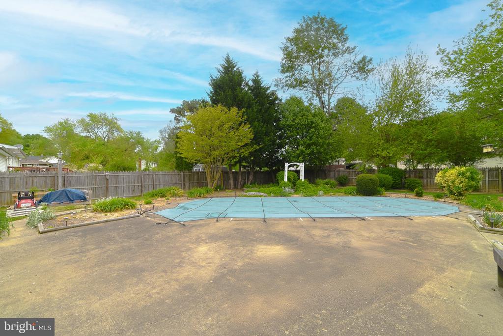 21338 LYNN DRIVE