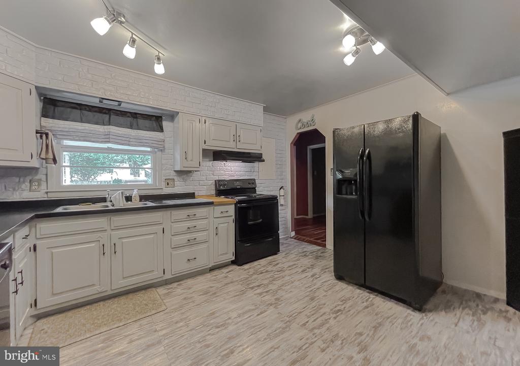 21338 LYNN DRIVE