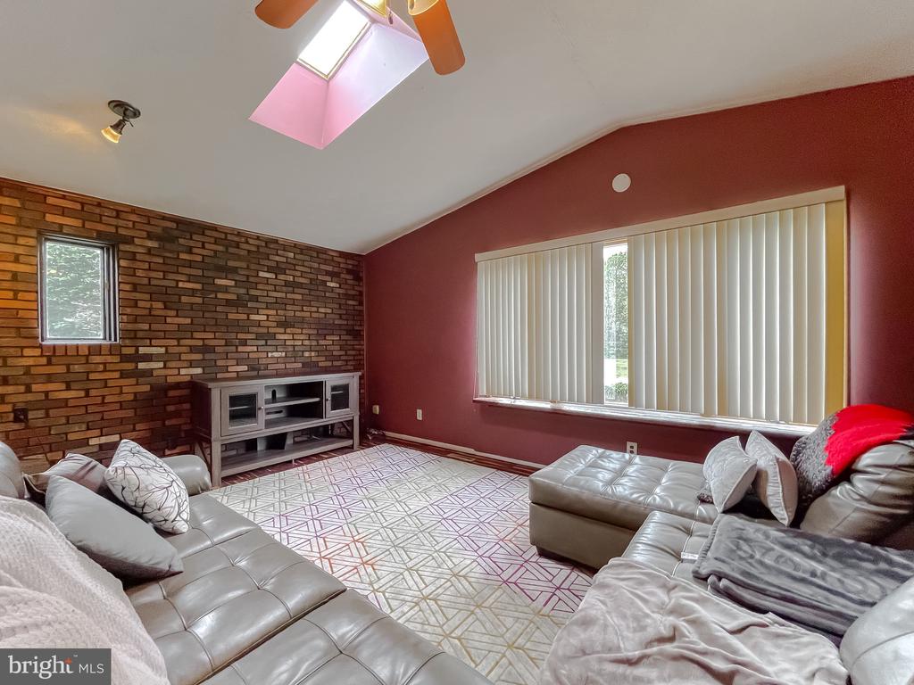 21338 LYNN DRIVE