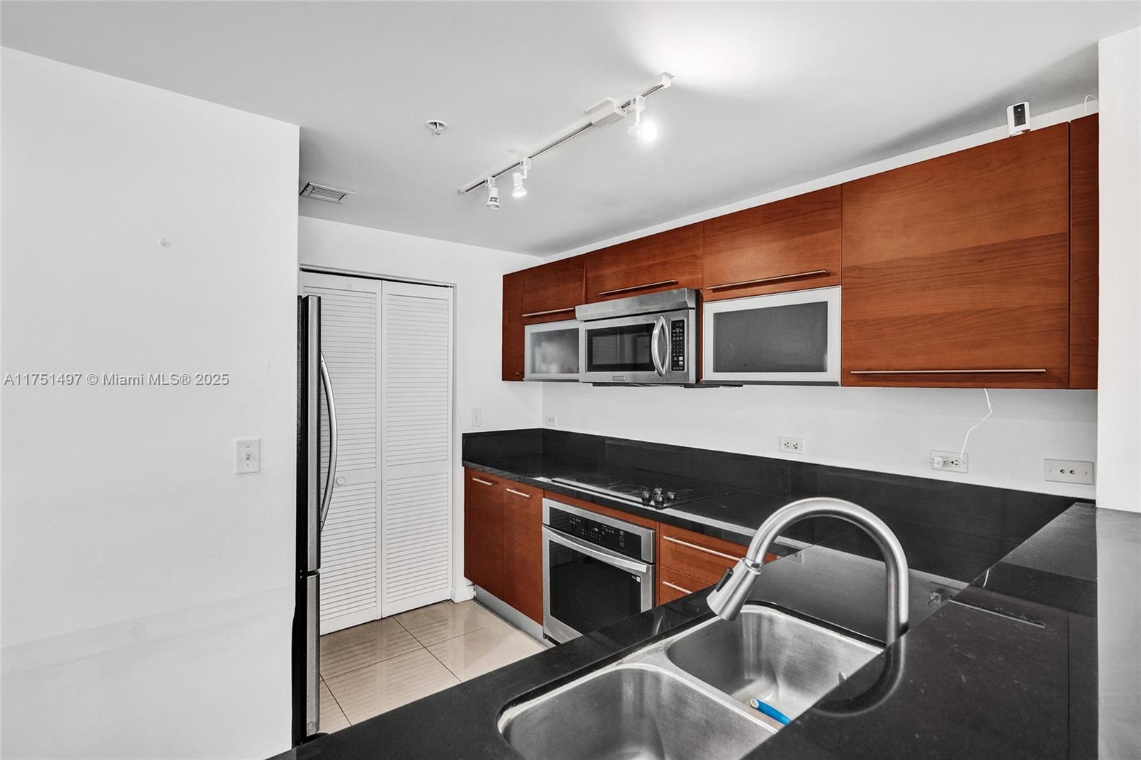 253 NE 2nd St # 1706