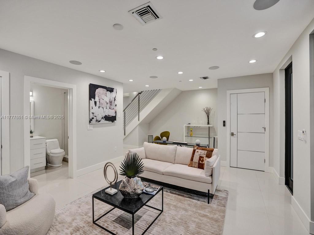 207 NE 13th Ave # 207