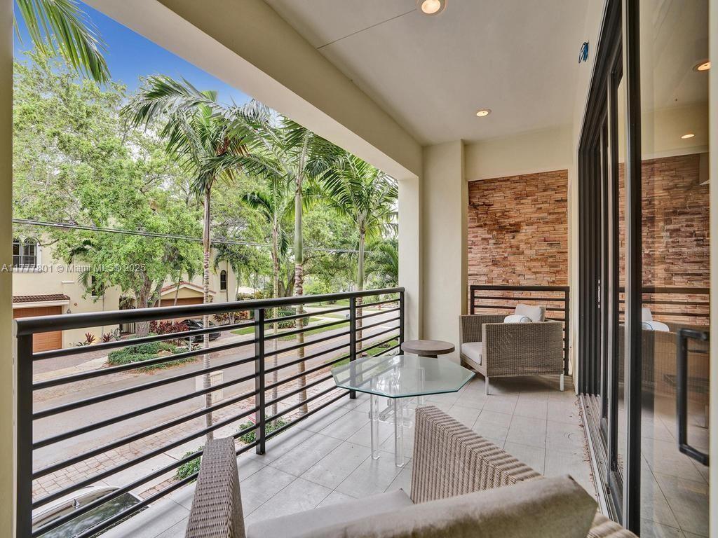207 NE 13th Ave # 207