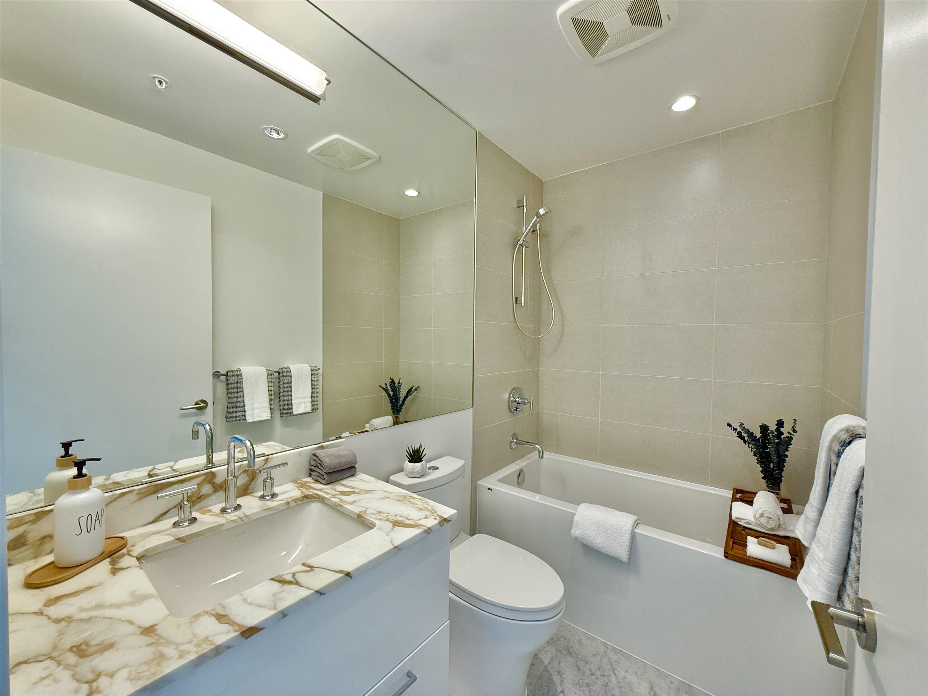 1804 1501 FOSTER STREET, White Rock Unit: 1804