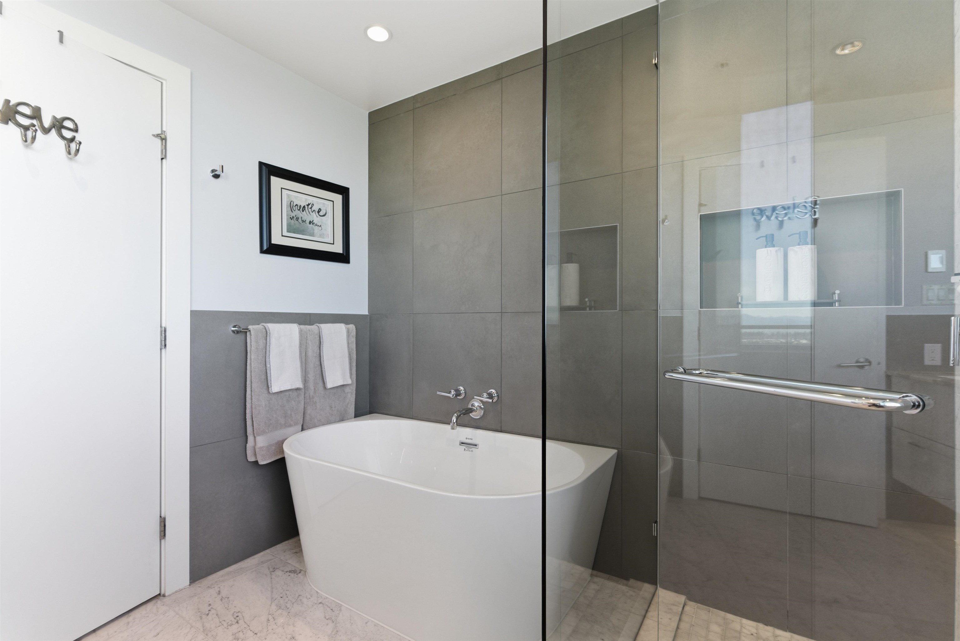 2001 1501 FOSTER STREET Unit: 2001