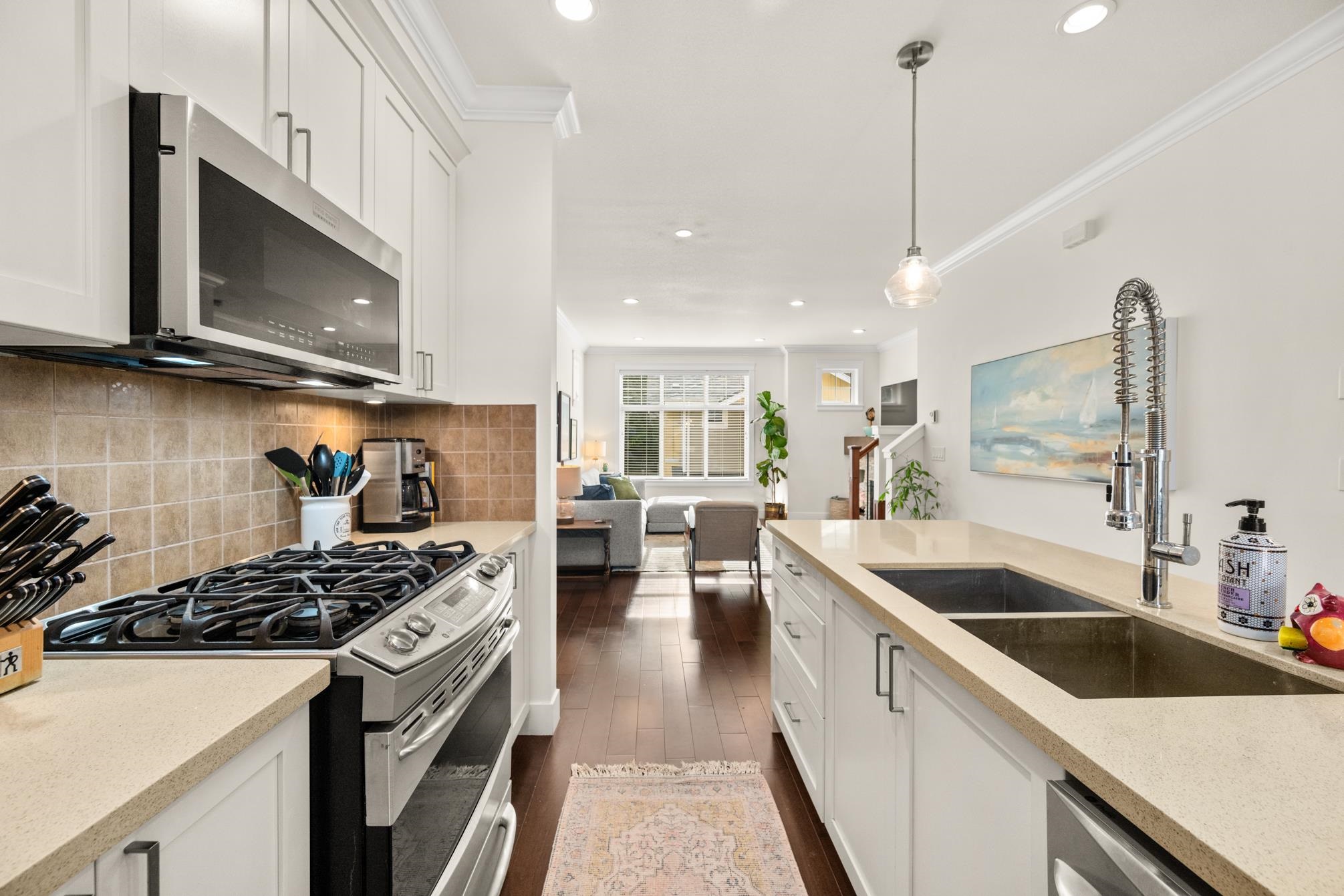 7 17171 2B AVENUE Unit: 7