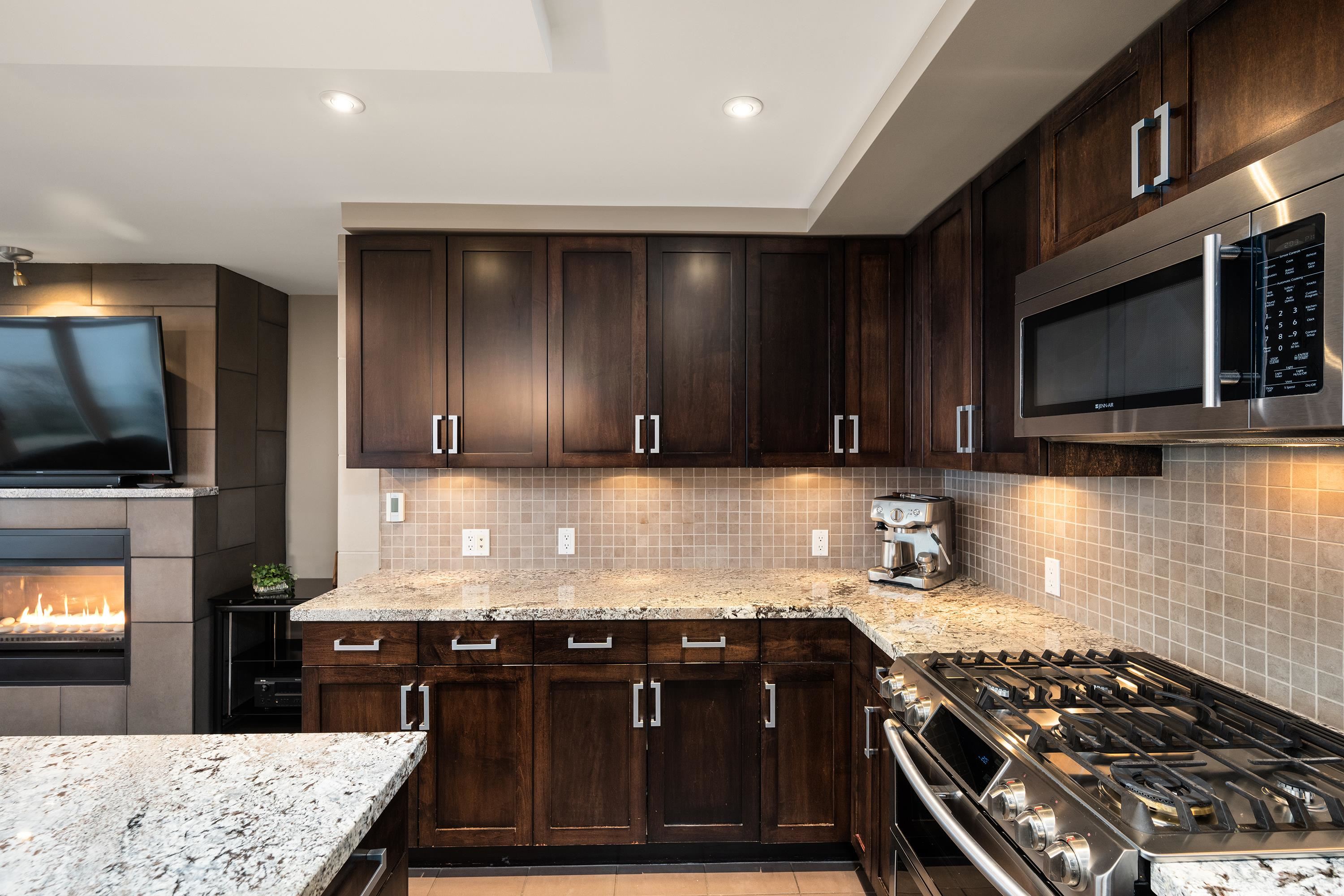 201 15097 MARINE DRIVE Unit: 201