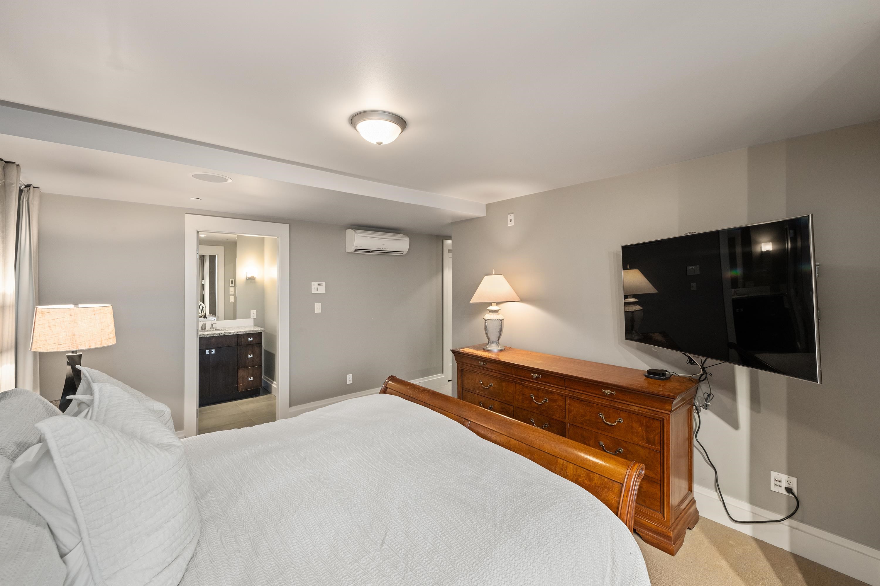 201 15097 MARINE DRIVE Unit: 201