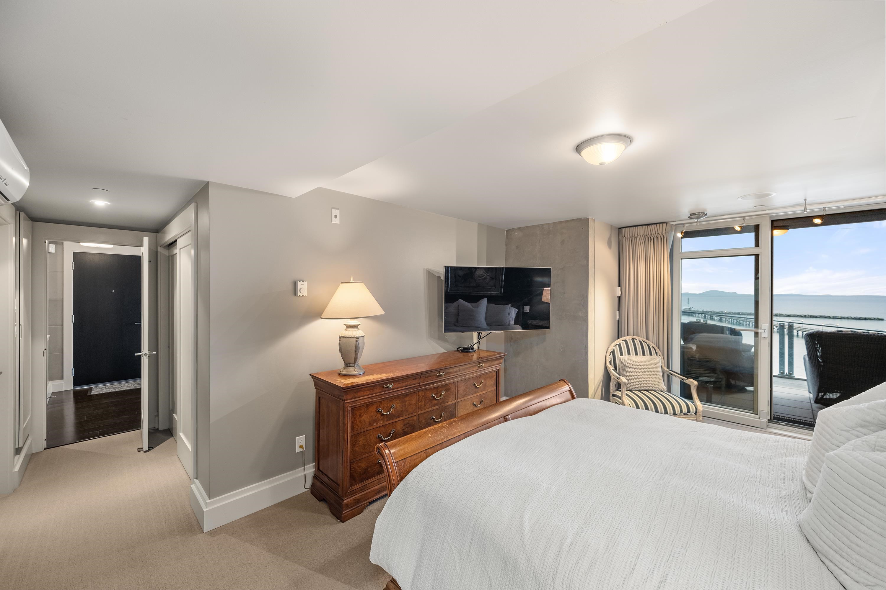 201 15097 MARINE DRIVE Unit: 201