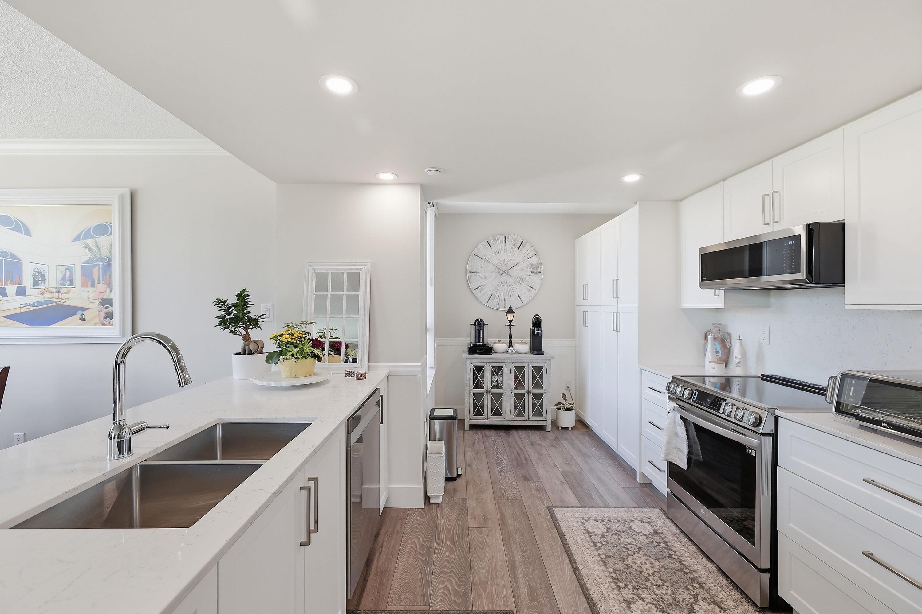 1702 1199 EASTWOOD STREET Unit: 1702