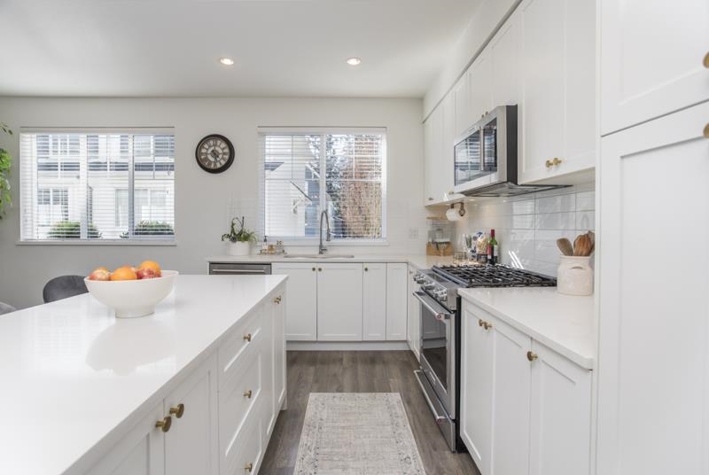 76 158 171 STREET Unit: 76