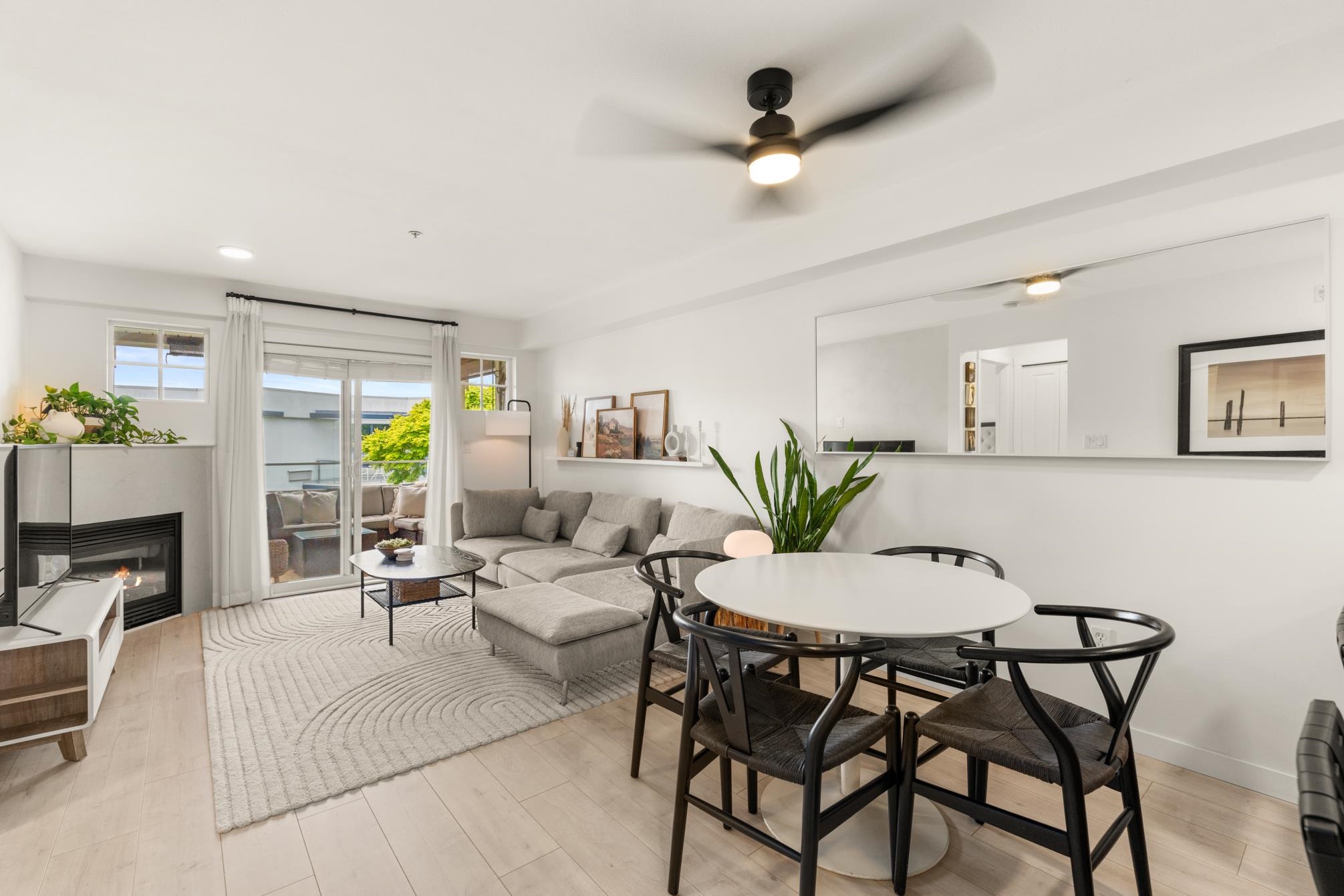 212 15621 MARINE DRIVE Unit: 212