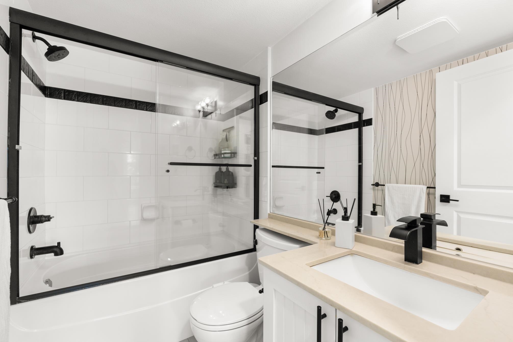 212 15621 MARINE DRIVE Unit: 212