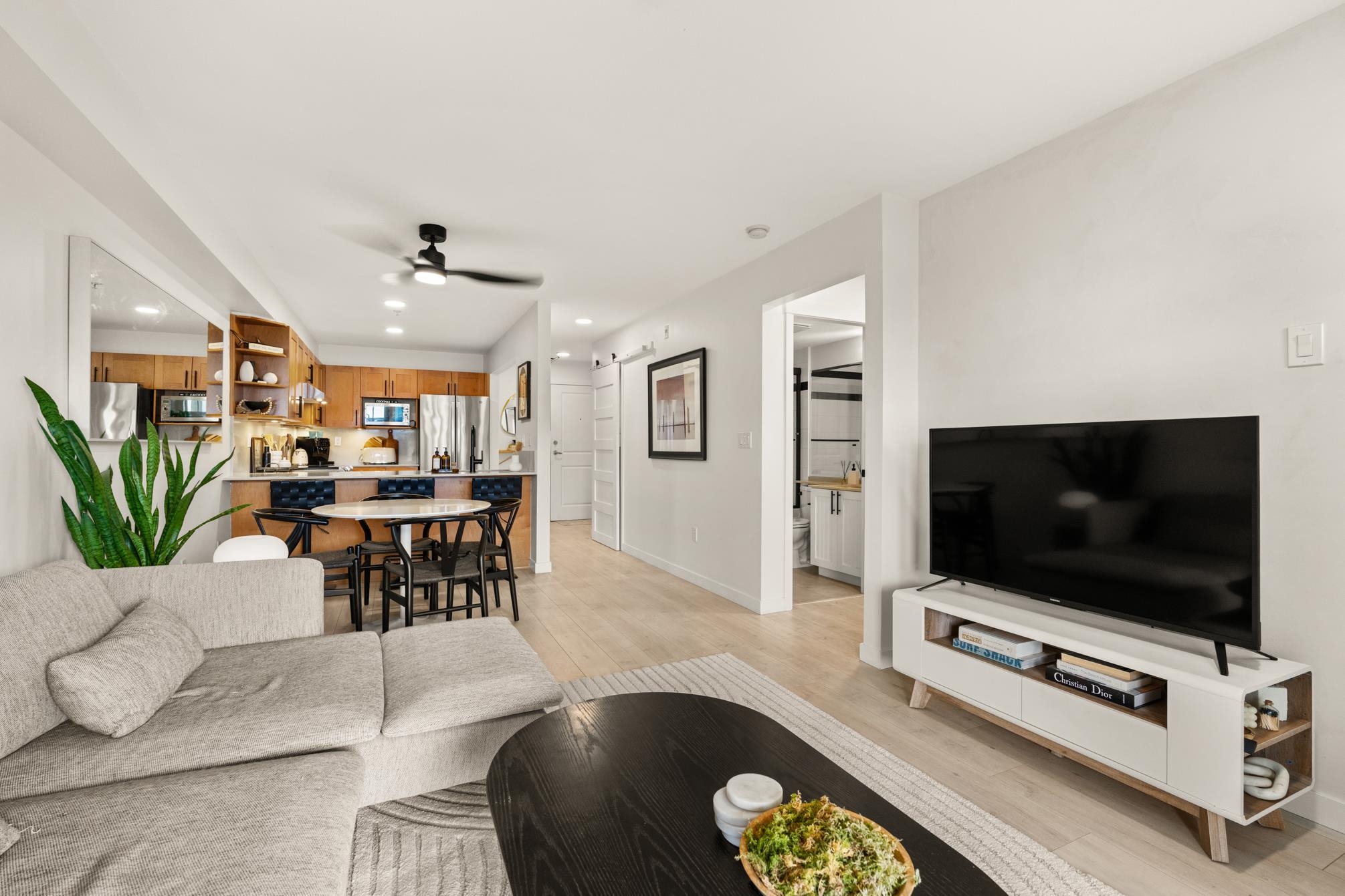 212 15621 MARINE DRIVE Unit: 212
