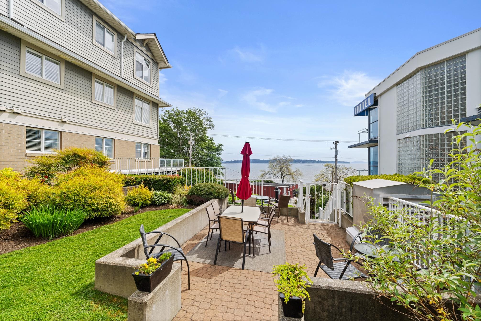 212 15621 MARINE DRIVE Unit: 212