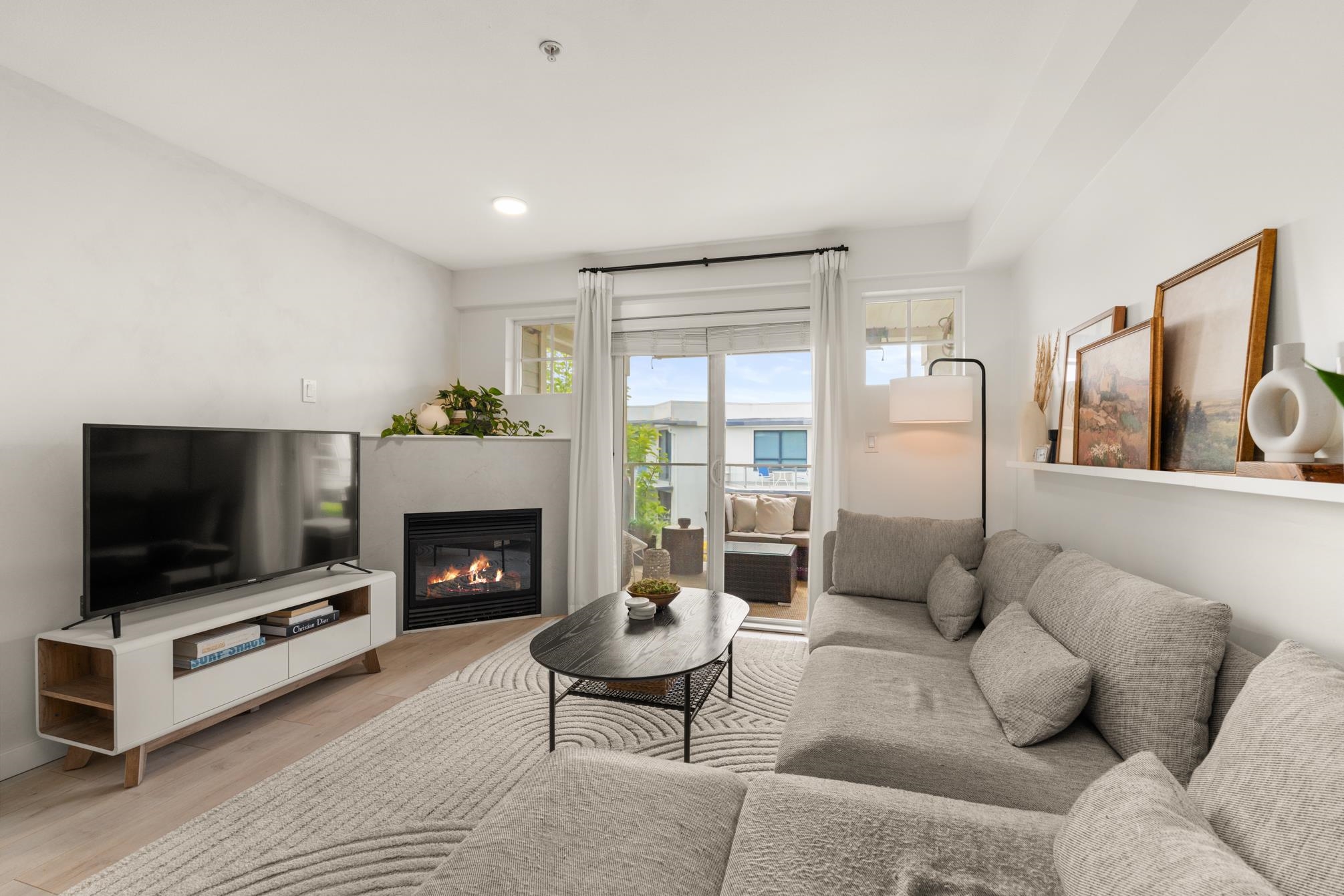 212 15621 MARINE DRIVE Unit: 212