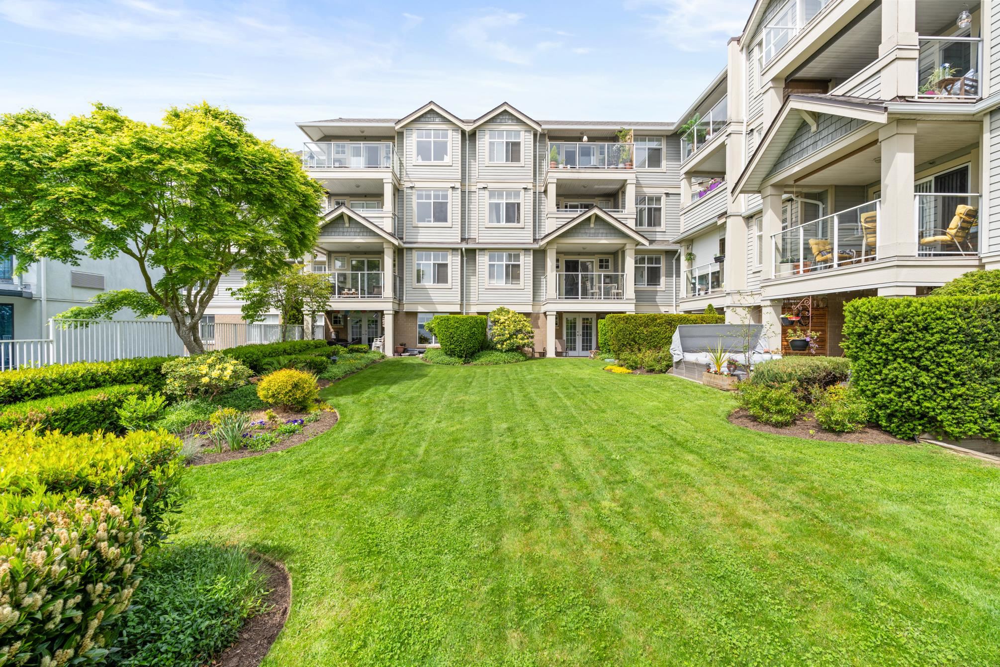 212 15621 MARINE DRIVE Unit: 212