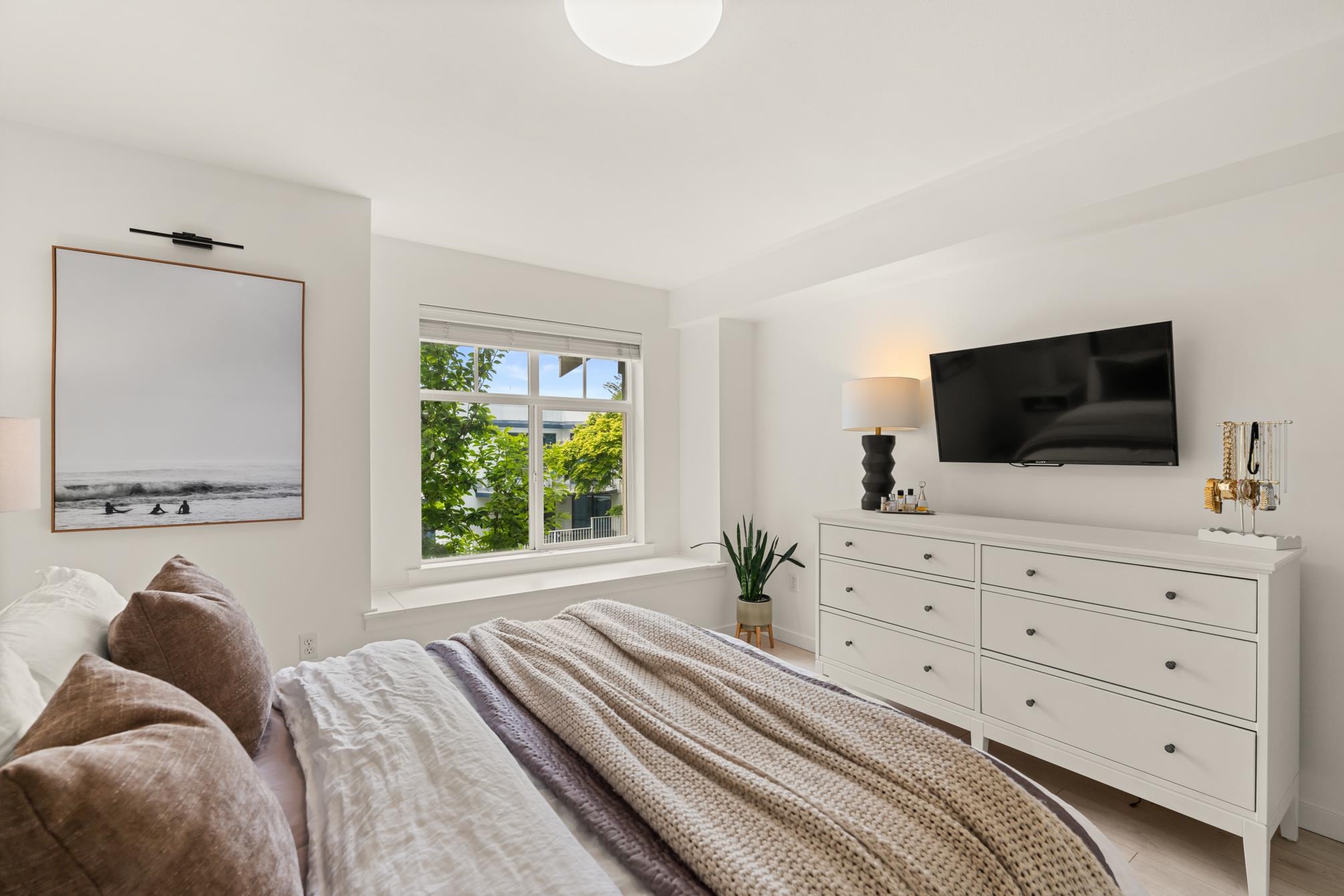 212 15621 MARINE DRIVE Unit: 212