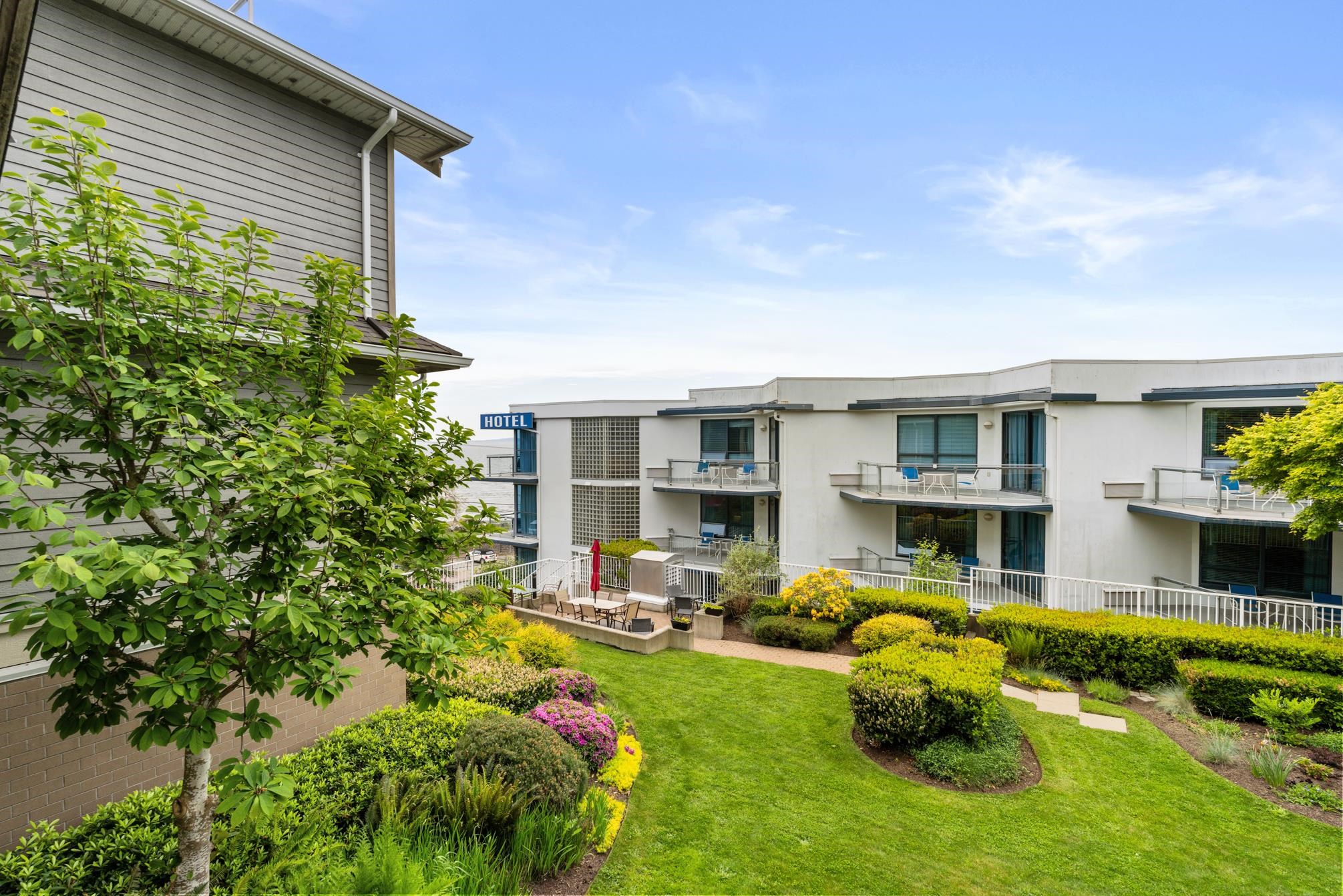 212 15621 MARINE DRIVE Unit: 212