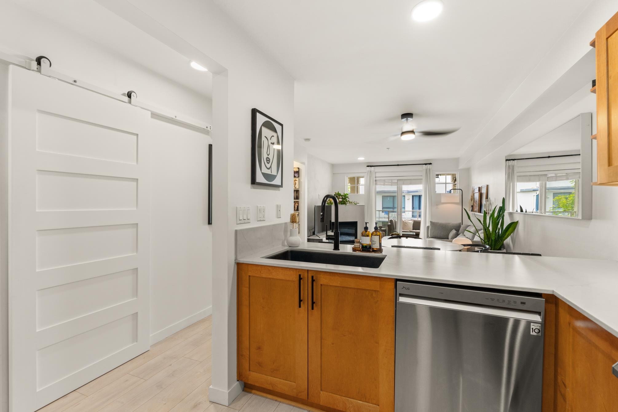 212 15621 MARINE DRIVE Unit: 212