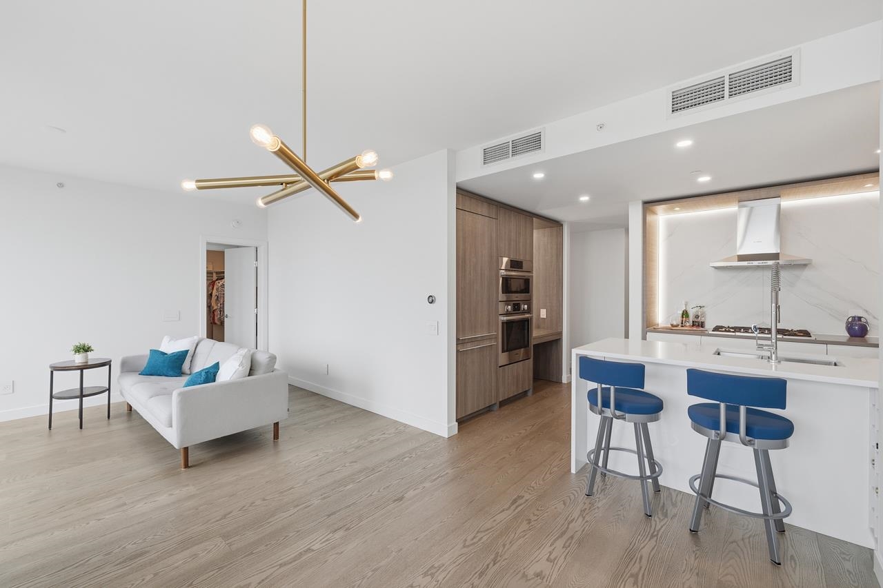 902 15165 THRIFT AVENUE Unit: 902