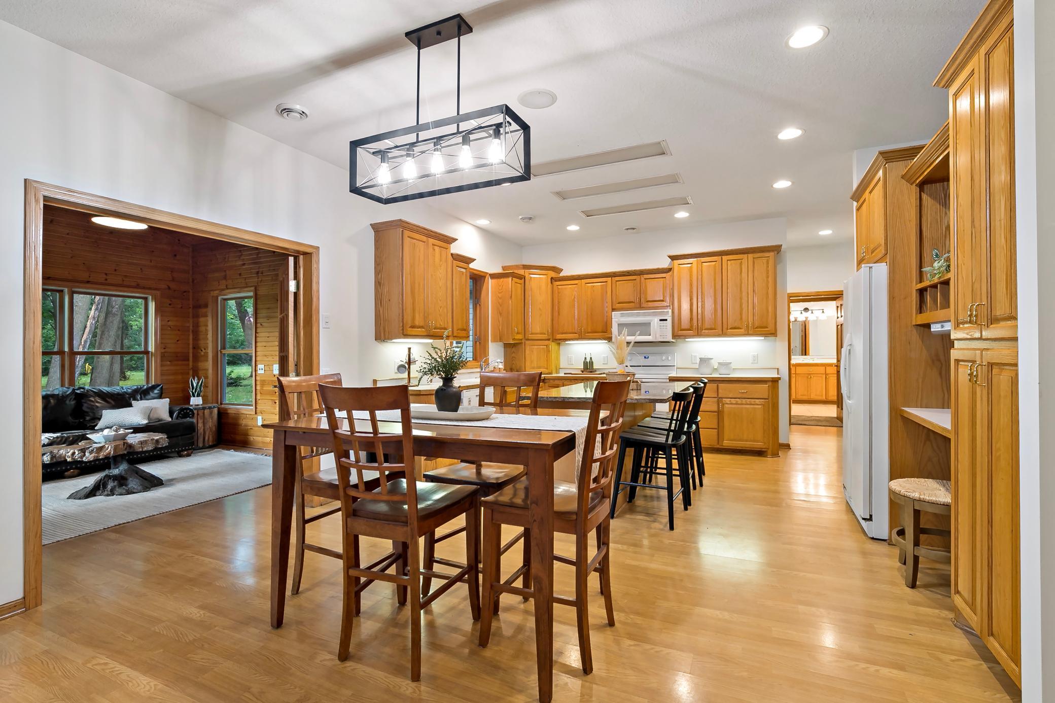 24579 Chippendale Avenue W