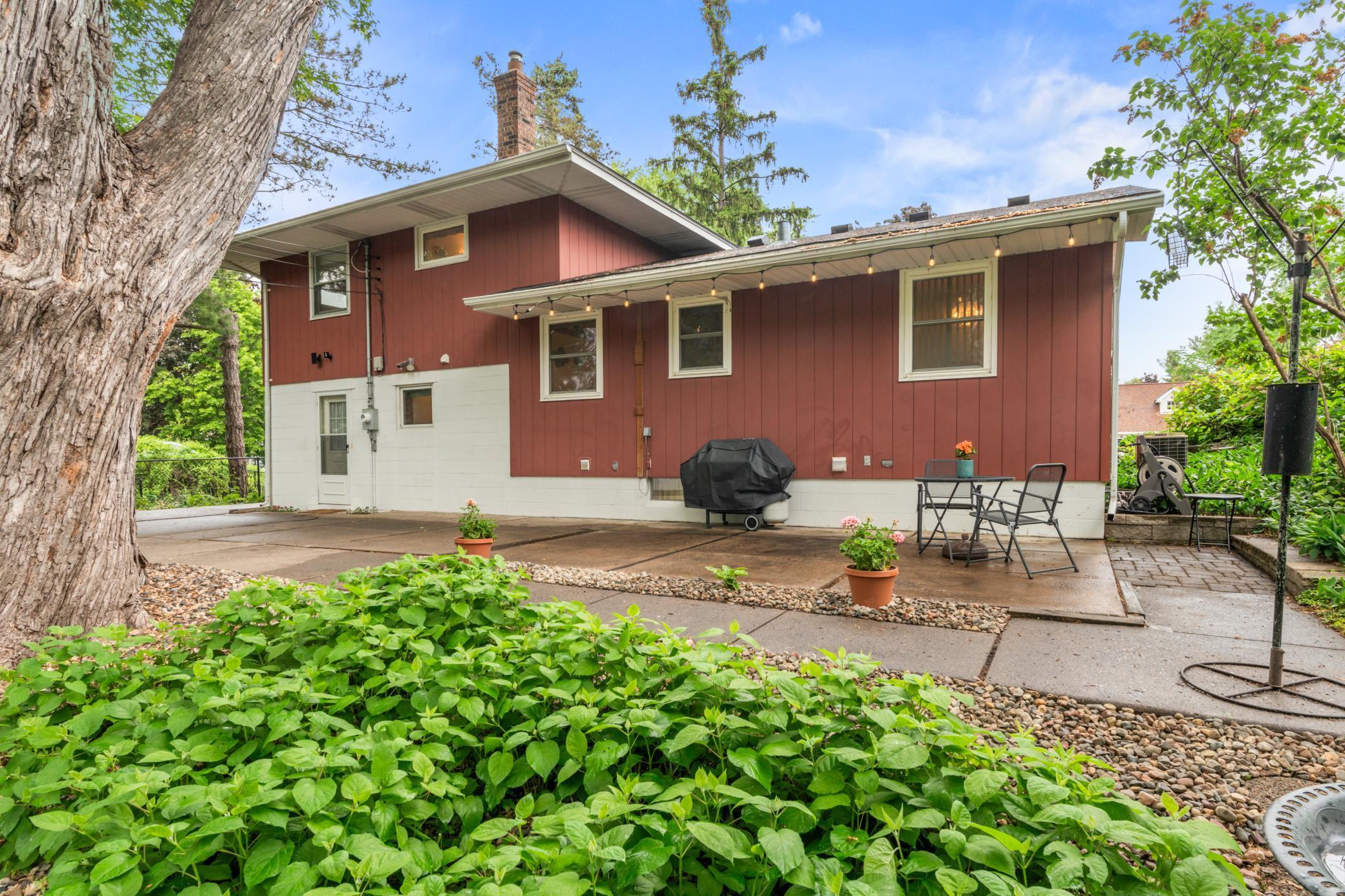 1134 Lealand Road E