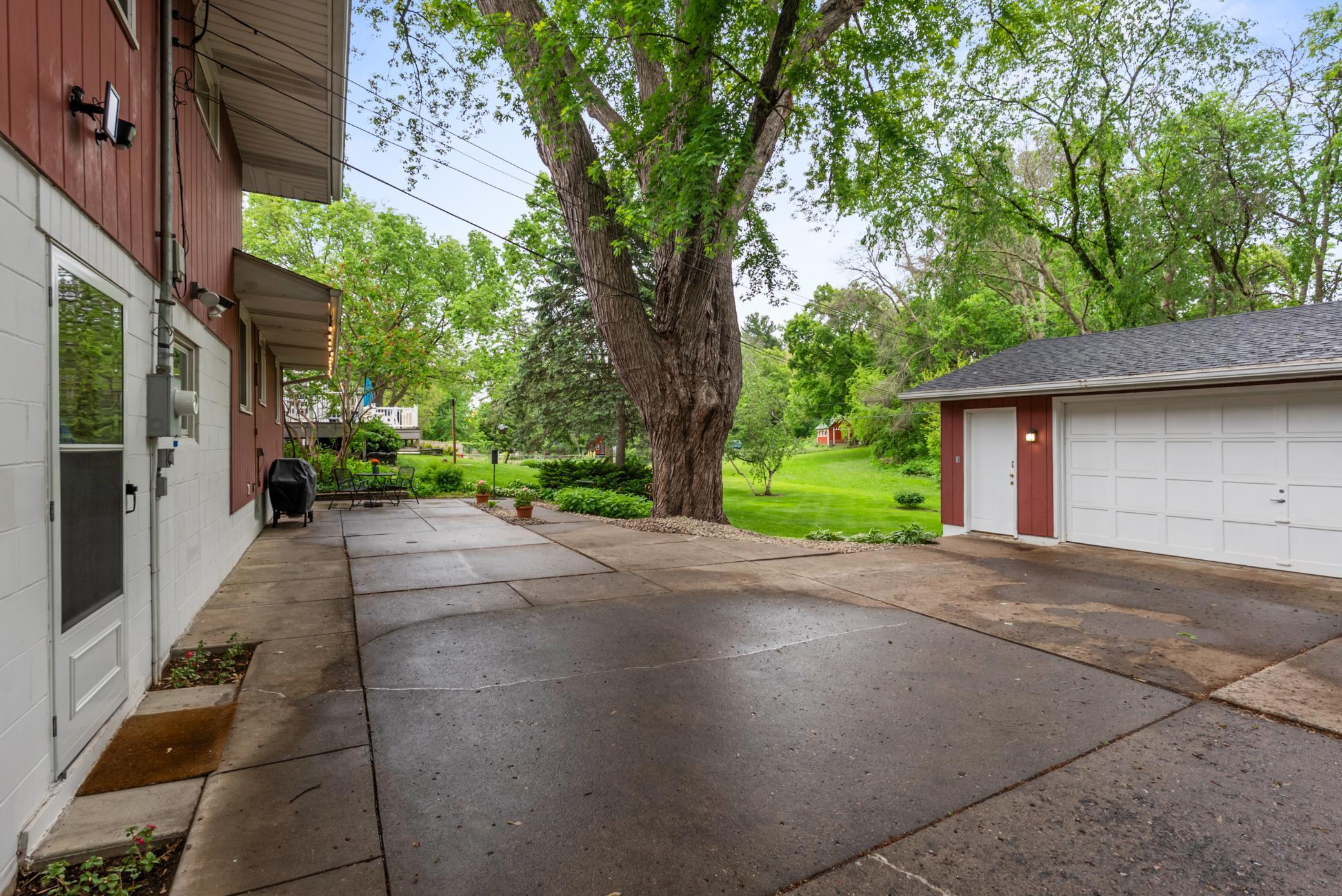 1134 Lealand Road E